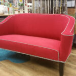 Rotes Sofa neu bezogen und gepolstert