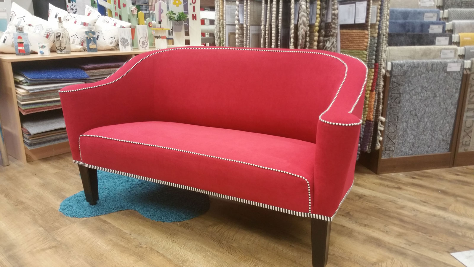 Rotes Sofa neu bezogen und gepolstert